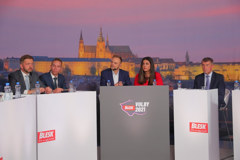 Superdebata Blesku (7. 10. 2021): Zleva Vít Rakušan (STAN), Ivan Bartoš (Piráti), moderátoři Jakub Veinlich a Vera Renovica a Andrej Babiš (ANO)