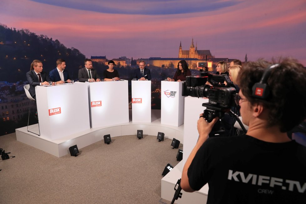 Superdebata lídrů Blesku: Osm zástupců nejsilnějších stran o komunálních a senátních volbách (22.9.2022)