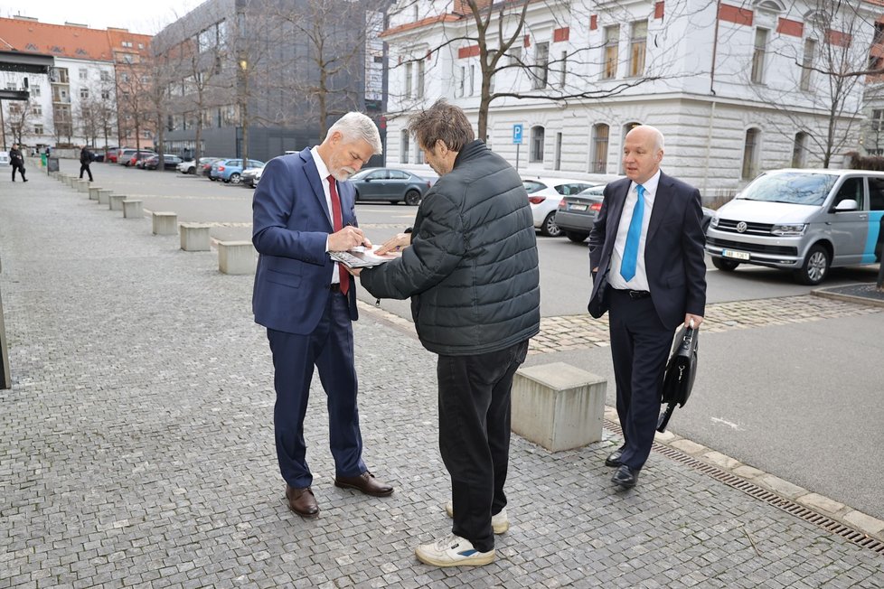 Přípravy na Prezidentskou superdebatu ve studiu Blesk. Dorazili i příznivci jednotlivých kanditátů (3. 1. 2022)