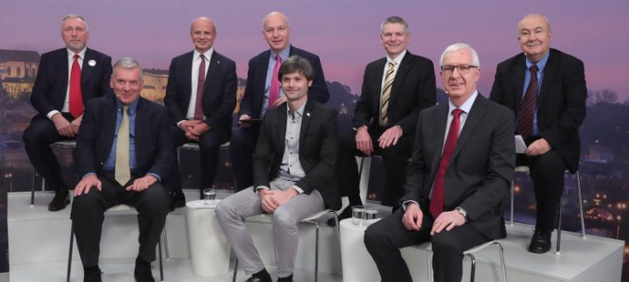 Superdebata prezidentských kandidátů: Zleva Topolánek, Kulhánek, Horáček, Fischer, Hilšer, Hynek, Drahoš a Hannig 