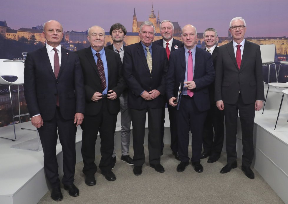 Superdebata prezidentských kandidátů: Zleva Horáček, Hannig, Hilšer, Kulhánek, Topolánek, Fischer, Hynek a Drahoš