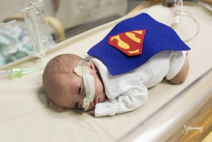 Dojemné: Předčasně narozená miminka dostala od zdravotníků kostýmy hrdinů