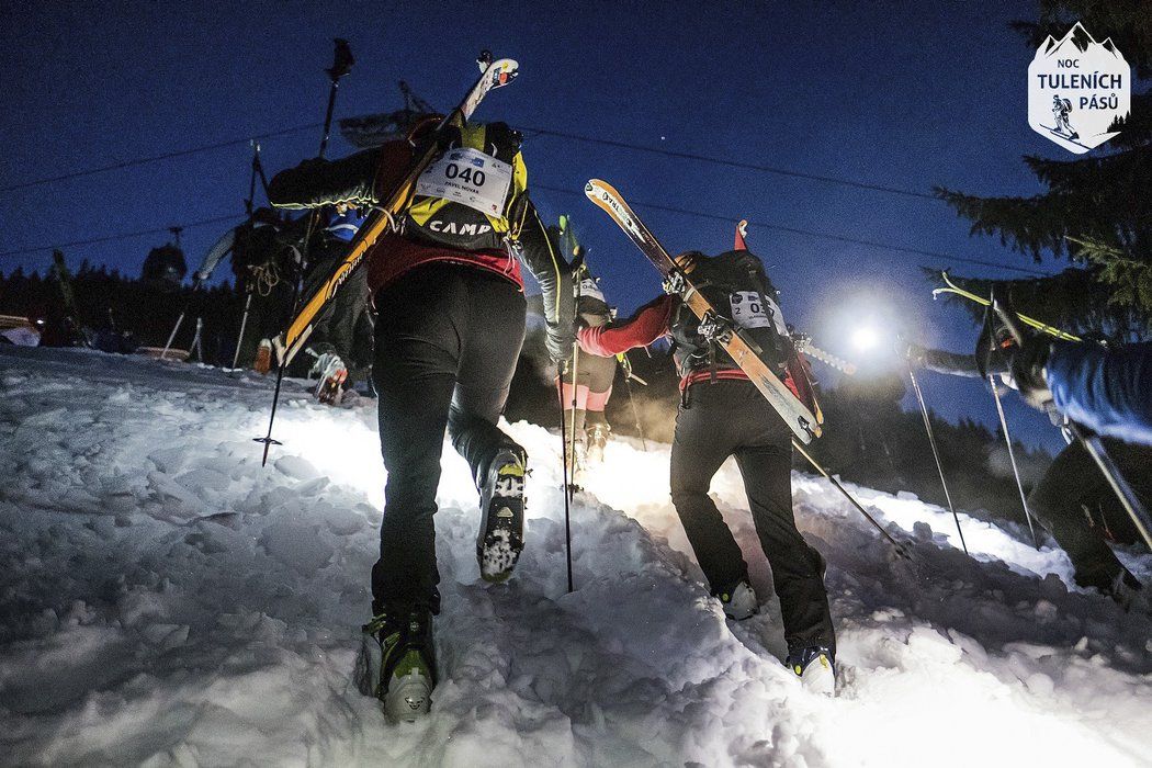 Noční skialpinistický závod Noc tuleních pásů v Peci pod Sněžkou