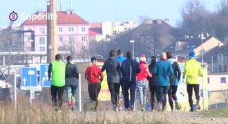 Superlife. Cesta na maraton 1. Běžci řeší styl i to, jak jít na záchod