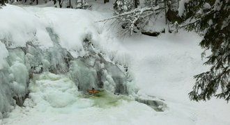 Otužilec plaval v Mumlavských vodopádech v -12°C: Superlife je s vámi opravdu všude