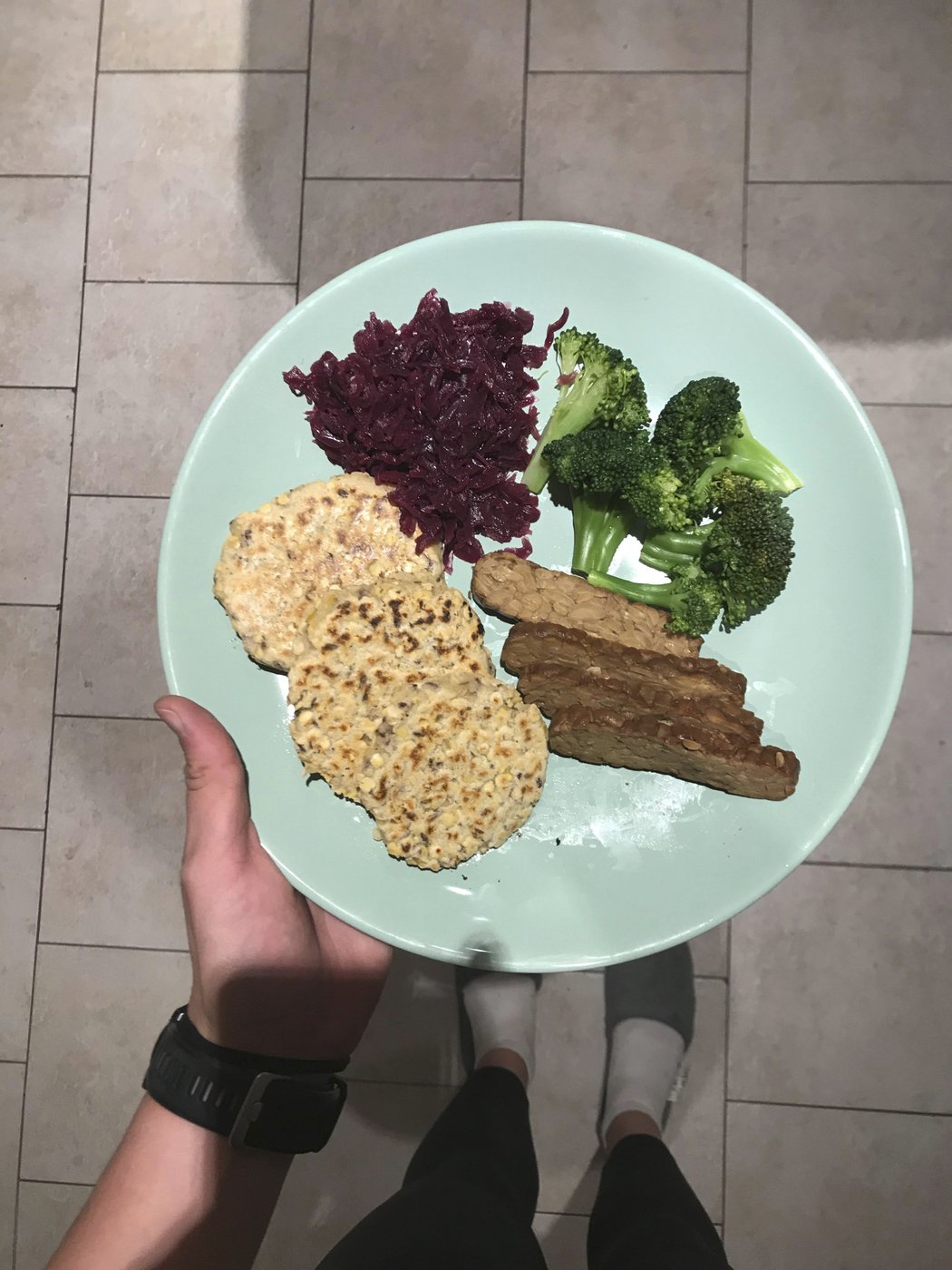 Tempeh s plackami z červené čočky a červené zelí