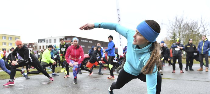 Rozcvičku vedla před startem Šárka Strachová