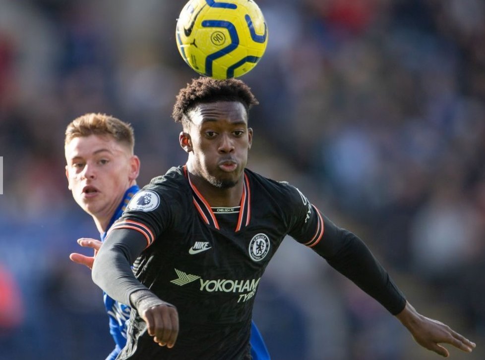 Fotbalista Cllum Hudson-Odoi je první hráč Premier League, který byl pozitivně testován.