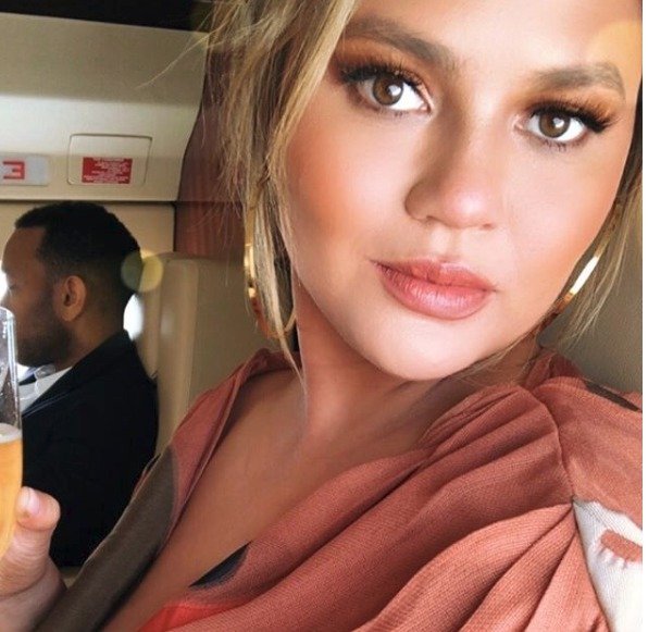 Chrissy Teigen žije s hercem a producentem Johnem Legendem a mají spolu dvě děti.