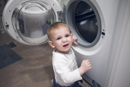 Rodiče našli tříletou dceru uvnitř zapnuté pračky! Svým příběhem chtějí varovat ostatní!
