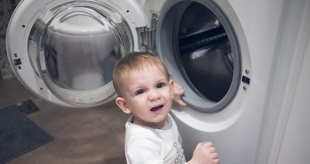 Rodiče našli tříletou dceru uvnitř zapnuté pračky! Svým příběhem chtějí varovat ostatní!