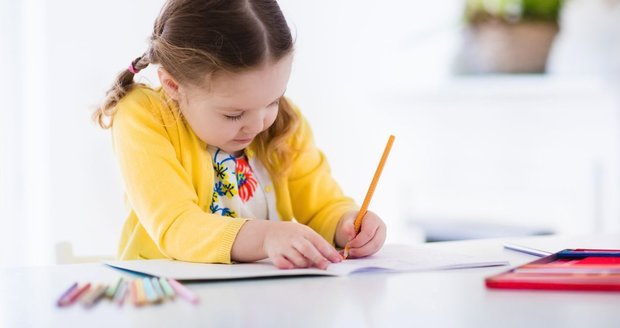 Z dětí, které pijí z lahve, vyrostou častěji leváci, říká nová studie Z dětí, které pijí z lahve, vyrostou častěji leváci, říká nová studie