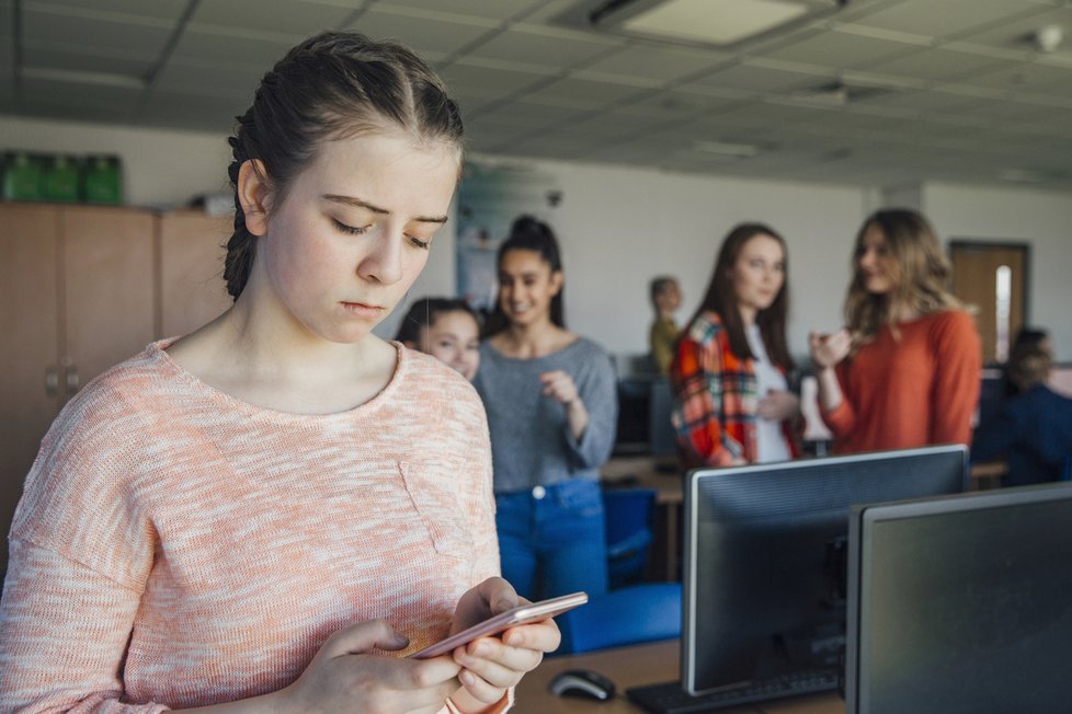 Pomalý internet brzdí Česko. S bídou na vesnicích má pomoci injekce peněz i optika.