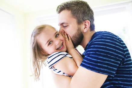 30 důležitých vět, které by měli tátové říkat svým dcerám každý den