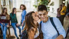 Láska dnešních teenagerů: Chytré telefony zvyšují žárlivost a usnadňují rozchody!