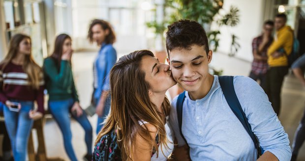 Láska dnešních teenagerů: Chytré telefony zvyšují žárlivost a usnadňují rozchody!