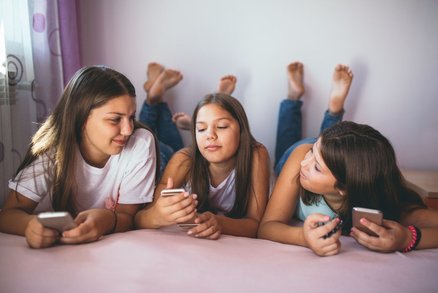 Víme, co opravdu dělají sociální sítě s vašimi dospívajícími dětmi. Pozor na to!