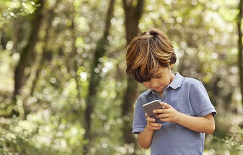 Osm dětí z deseti je denně on-line na mobilu! Co sledují?