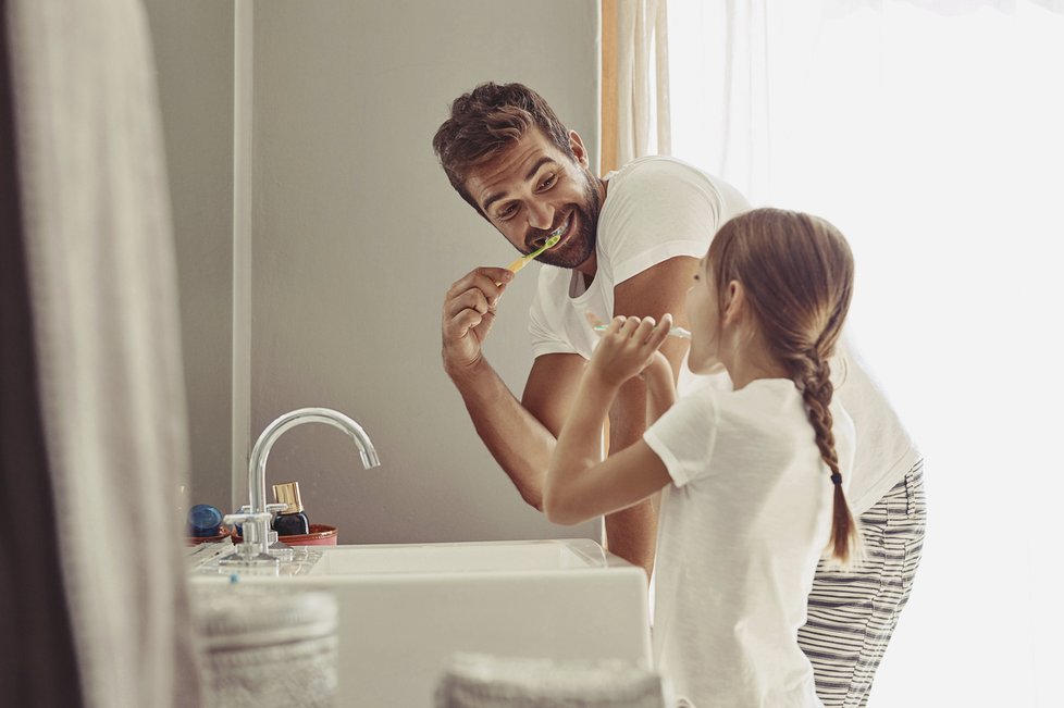 Za zuby svých dětí zodpovídají rodiče, měli by nejdříve zuby dětem čistit a později je dočišťovat