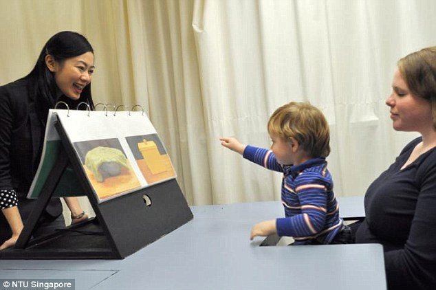 Docentka ze singapurské univerzity testuje malé batole.