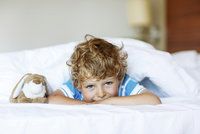 Kdy je dítě připravené na velkou postel a jak mu to usnadnit