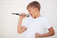 Kdy se začne chlapcům měnit hlas? Typický příznak puberty, odpusťte si žerty