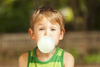 Žvýkačka zůstane v břichu sedm let a další nesmysly, které rodiče tvrdí dětem