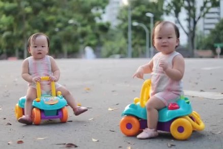 Vzácná dvojčata Leia a Lauren: Šťastní rodiče jim pořizují vtipné fotky a videa