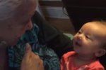 Neslyšící babička učí vnučku znakovou řeč. Neuvěřitelná reakce miminka!