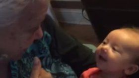 Neslyšící babička učí vnučku znakovou řeč