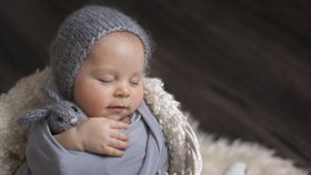 Jsou zabalená miminka šťastnější? A je zavinování vhodné pro každé dítě?