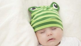 Tajemství kvalitního spánku kojenců? Pevná strava už ve třech měsících, tvrdí studie