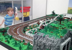 Modelová železnice z oblíbené dětské stavebnice
