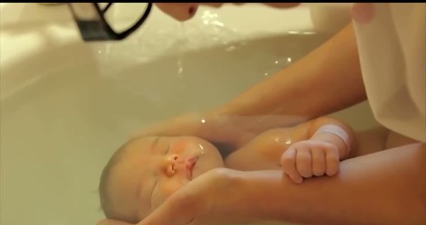 Neuvěřitelné koupání novorozenců. Podívejte se na dojemné video!