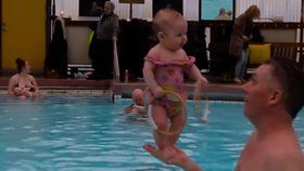 Místo plavání učí miminka stát. Islandský instruktor šokoval celý svět