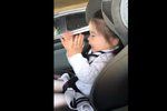 Tu miluju! Malá holčička si v autě na plné pecky užívá oblíbenou písničku