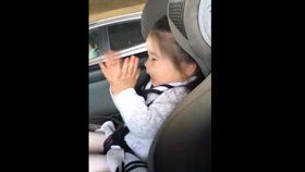 Holčička tancuje v autosedačce na oblíbenou písničku