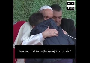 "Je můj otec v nebi?" ptá se malý chlapec papeže