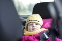 Vozíte děti v autě v zimní bundě? Je to smrtelně nebezpečné, už to nedělejte