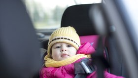 Vozíte děti v autě v zimní bundě? Je to smrtelně nebezpečné, už to nedělejte