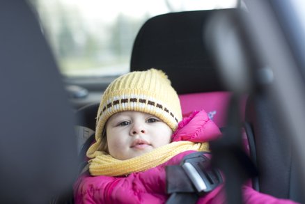 Nevozte děti do 13 let v autě vepředu, i když mají metr a půl: Je to nebezpečné!