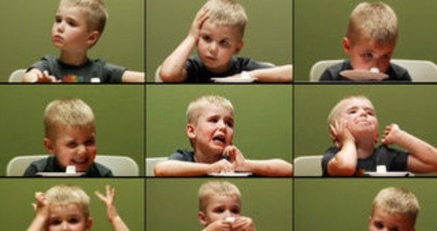 Marshmallow test: Odolaly děti sladkosti, nebo ne? Podívejte se na jejich reakce