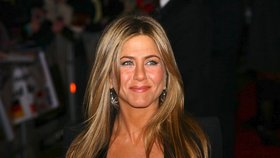 Jennifer Aniston: Několikrát musela dementovat své údajné těhotenství. "Ne, nejsem těhotná. Jsem zdrcená tou kontrolou svého těla. Jsem kompletní s partnerem, bez něj, s dítětem nebo bez něj."