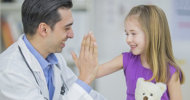 7 signálů, že byste měli změnit dětského lékaře. Tohle by profík dělat neměl