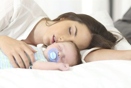 Vědci nám to spočítali! Rodičům malých dětí chybí spánek dlouhých šest let