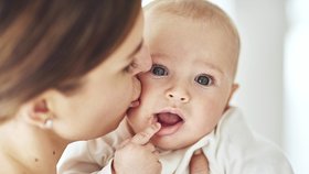 Proč se miminka rodí s modrýma očima?