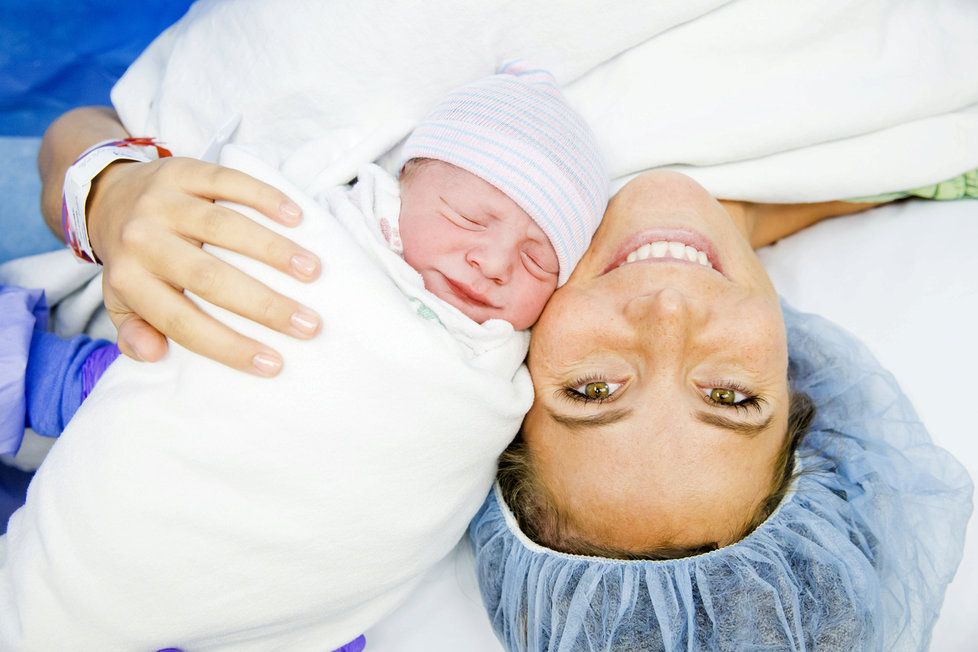 Při přirozeném porodu dochází k přenesení bakterií z porodních cest matky na tělo novorozence.
