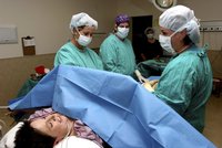 Doktorka při porodu utrhla novorozenci hlavičku: Traumatizované matce ji vyndávali z těla císařským řezem