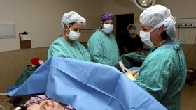 Doktorka při porodu utrhla novorozenci hlavičku: Traumatizované matce ji vyndávali z těla císařským řezem