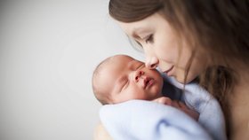 Tohle všechno vás může překvapit po porodu! Bolavá prsa, pocení i povolené břicho